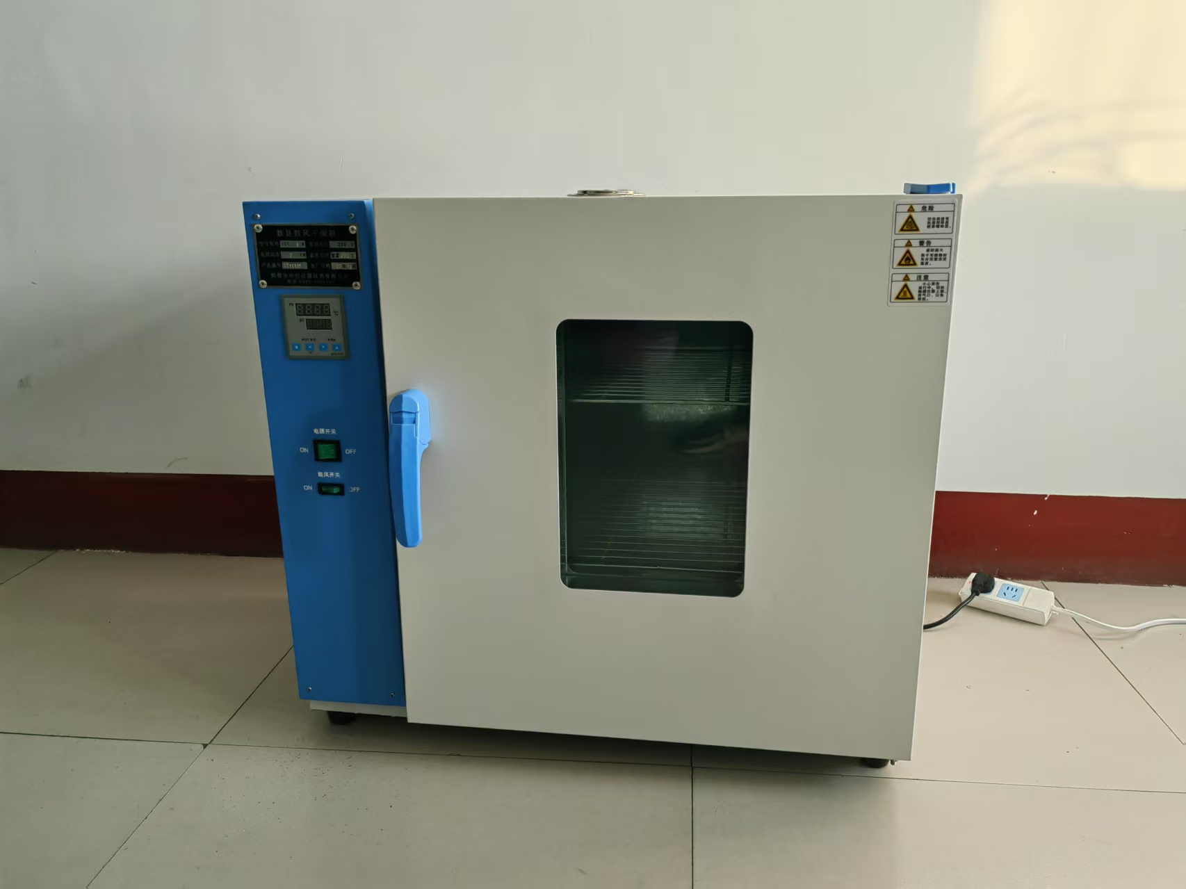 數(shù)顯鼓風(fēng)干燥箱使用注意事項(xiàng)